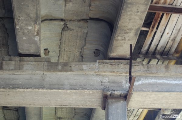 Луцькі «мости на мільйон» сипляться. ФОТО