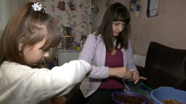 Пенсіонерки з Волині виготовили понад мільйон енергетичних наборів для воїнів. ВІДЕО