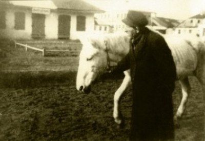 Біля магазину