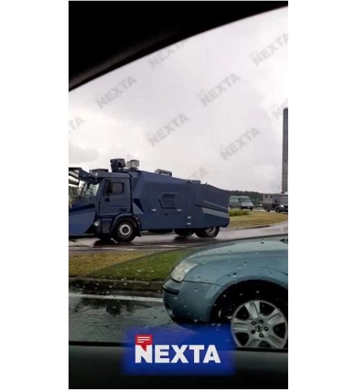 Вибори у Білорусі: бюлетені виносять через вікна, а до Мінська стягують військові вантажівки, автозаки і водомети