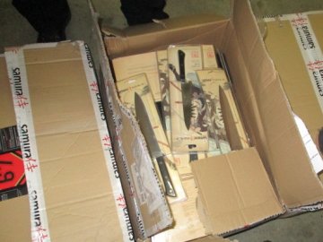На волинській митниці затримали вантажівку із контрабандними ножами