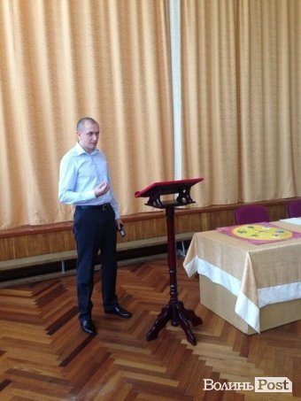 Депутати Луцької міської ради подарували школі картини