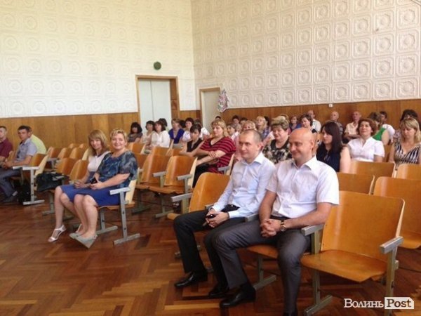 Депутати Луцької міської ради подарували школі картини