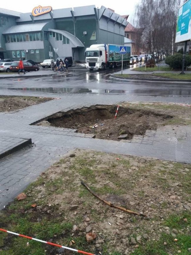 У Луцьку посеред тротуару – небезпечна яма