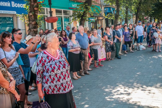 Народні розваги і море людей: в центрі Луцька «гуляє» етнофестиваль. ФОТО 