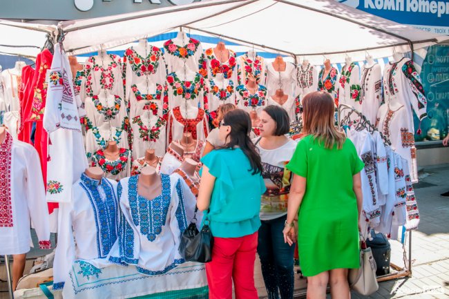 Народні розваги і море людей: в центрі Луцька «гуляє» етнофестиваль. ФОТО 