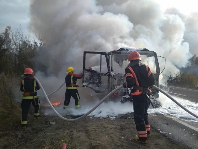 На автодорозі Київ-Ковель на ходу загорілася вантажівка. ФОТО