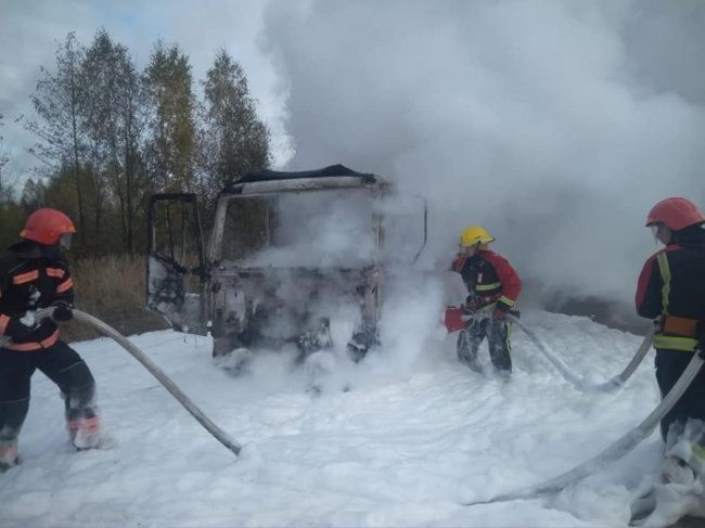 На автодорозі Київ-Ковель на ходу загорілася вантажівка. ФОТО