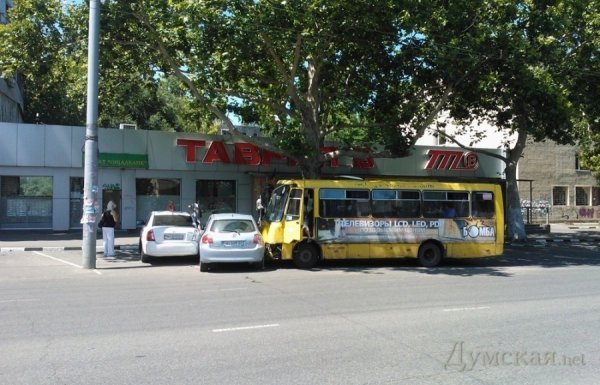 В Одесі маршрутка «пропечатала» іномарку. ФОТО