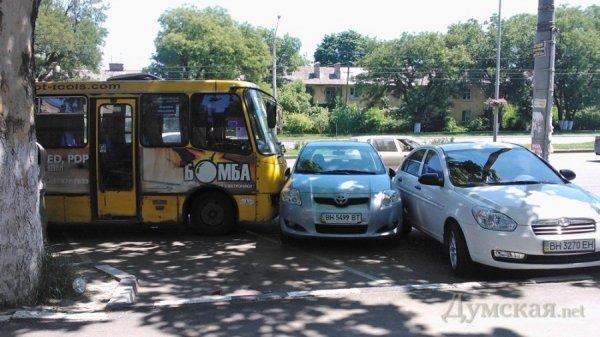 В Одесі маршрутка «пропечатала» іномарку. ФОТО