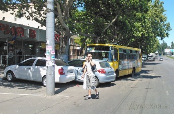 В Одесі маршрутка «пропечатала» іномарку. ФОТО