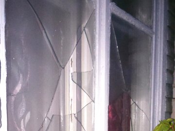 Волинському священнику вночі побили вікна у будинку. ФОТО