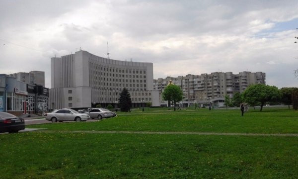 Вулицями Луцька прогулюється голий хлопець. ФОТО