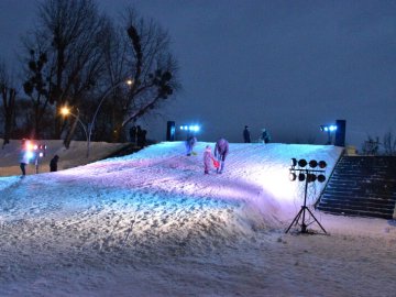 Лучан запрошують до центрального парку на світломузичну гірку. ВІДЕО