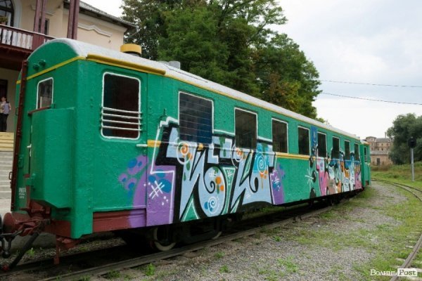 У Луцьку «вандали» розмалювали дитячий поїзд. ФОТО