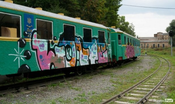 У Луцьку «вандали» розмалювали дитячий поїзд. ФОТО
