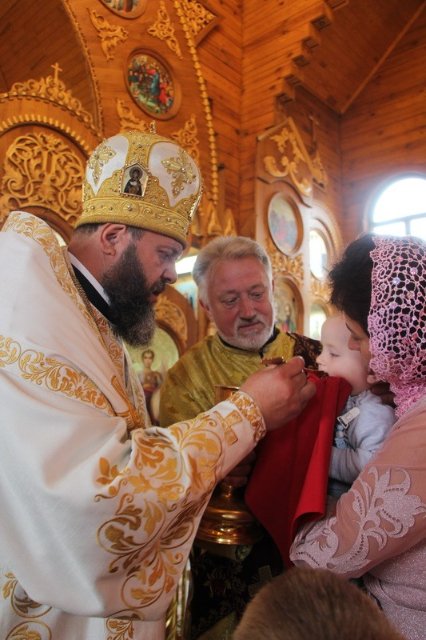 Владика Михаїл вперше відправив святкову службу у волинському селі. ФОТО