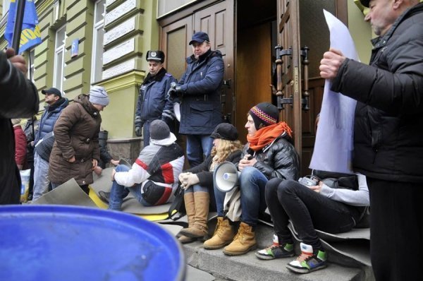 «Сидячий» пікет під прокуратурою Волині. ФОТО