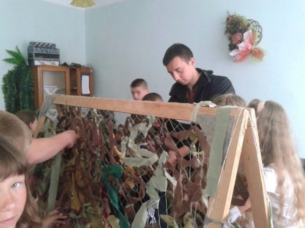 На Волині діти для бійців АТО плетуть маскувальні сітки
