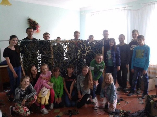 На Волині діти для бійців АТО плетуть маскувальні сітки