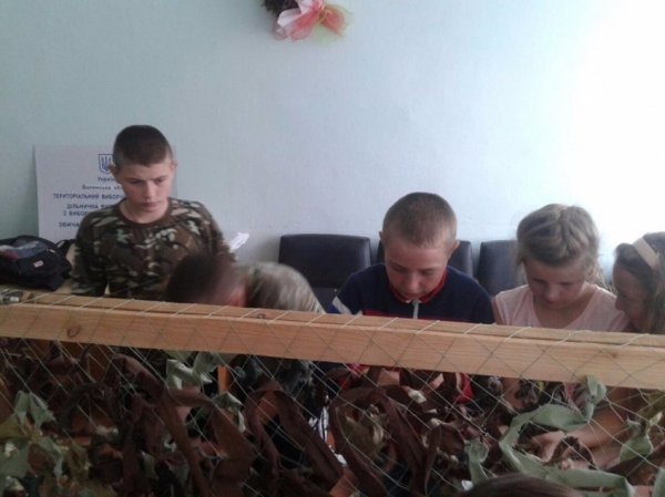 На Волині діти для бійців АТО плетуть маскувальні сітки