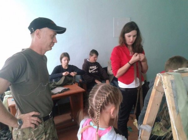 На Волині діти для бійців АТО плетуть маскувальні сітки