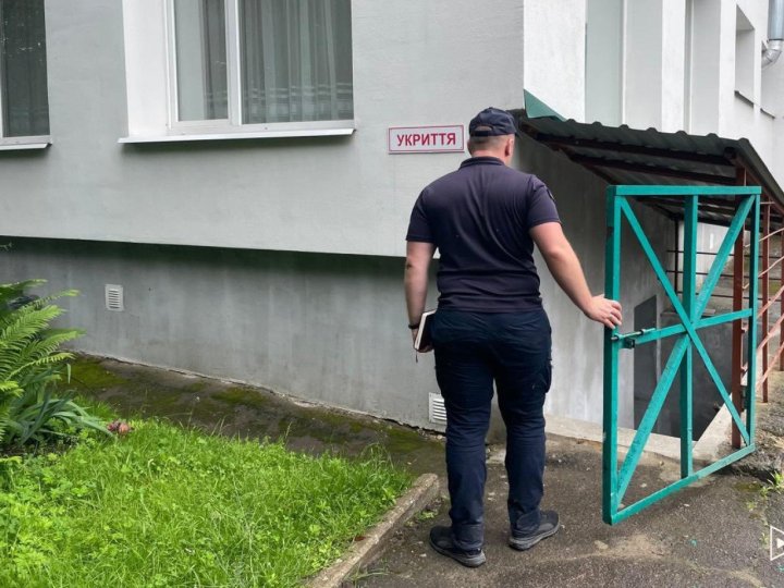 У Луцьку перевіряють, чи відчинені укриття для мешканців: обстежили 400 захисних споруд
