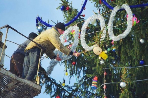 Показали головну ялинку Луцька у різні роки