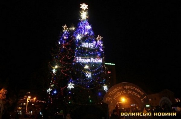 Показали головну ялинку Луцька у різні роки