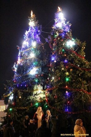 Показали головну ялинку Луцька у різні роки