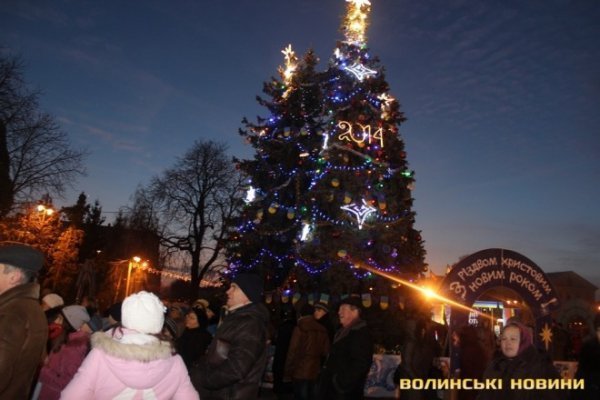 Показали головну ялинку Луцька у різні роки