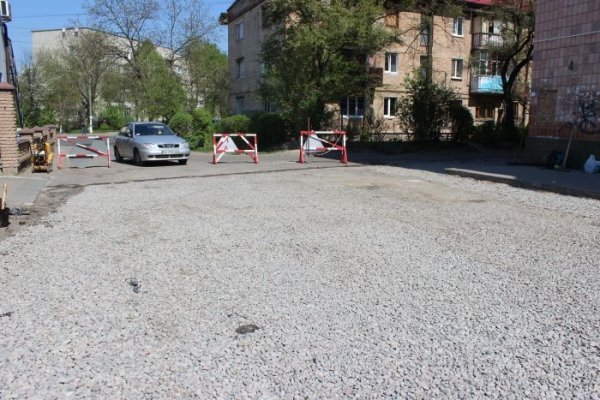 У Луцьку на прибудинкових територіях проводять ремонтні роботи. ФОТО