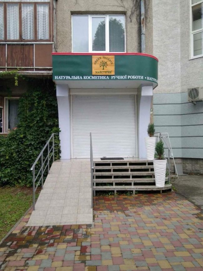 У центрі Луцька невідомі викрали гігантський горщик для рослин. ФОТО