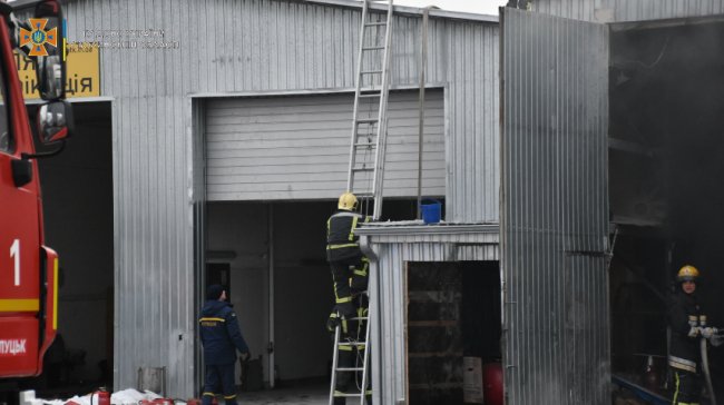 У Луцьку горіла станція техобслуговування автомобілів. ФОТО.ВІДЕО