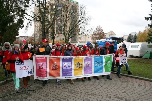 У Луцьку - хода проти СНІДу. ФОТО