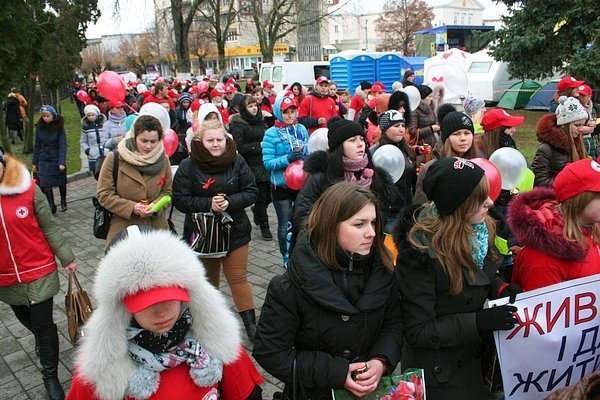 У Луцьку - хода проти СНІДу. ФОТО