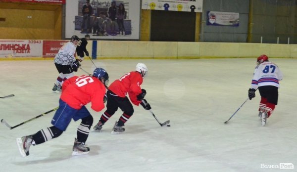 За підтримки УДАРу на Волині визначили кращих хокеїстів. ФОТО*