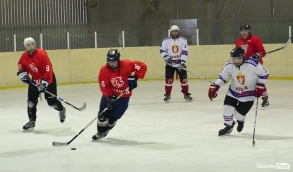 За підтримки УДАРу на Волині визначили кращих хокеїстів. ФОТО*