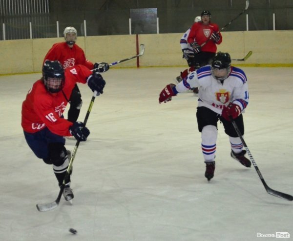 За підтримки УДАРу на Волині визначили кращих хокеїстів. ФОТО*
