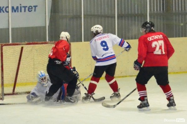 За підтримки УДАРу на Волині визначили кращих хокеїстів. ФОТО*