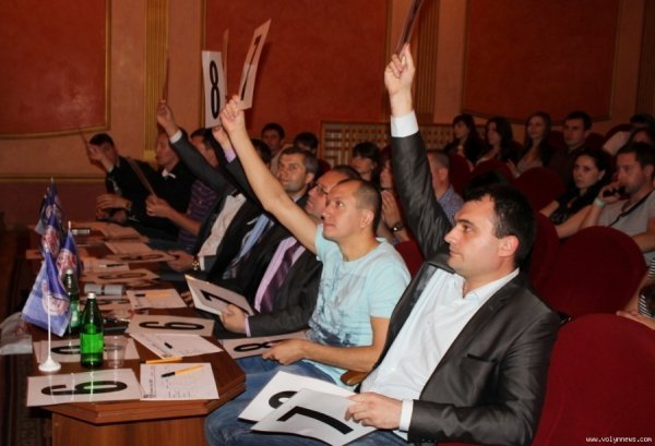 У Луцьку під час КВНу думали, як використати пластиковий диплом. ФОТО