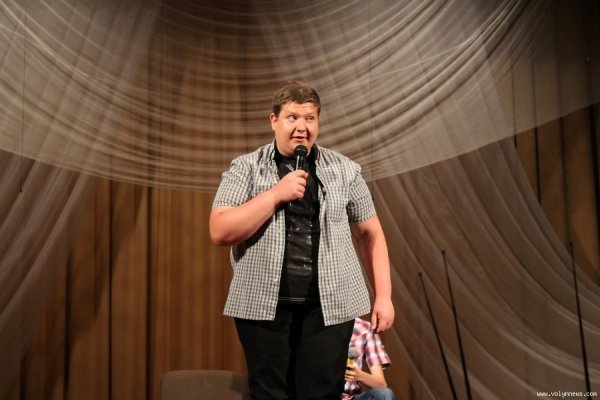 У Луцьку під час КВНу думали, як використати пластиковий диплом. ФОТО