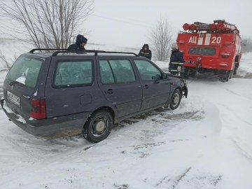Волинські рятувальники вивільнили зі снігового полону 42 автівки. ФОТО, ВІДЕО