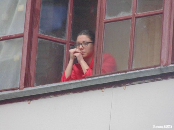 Сусіди Параки спостерігають з балконів за колядуванням