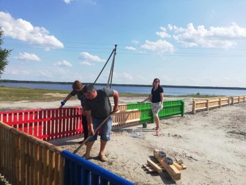 У селі на Волині депутати облаштовують дитячий майданчик біля озера. ФОТО