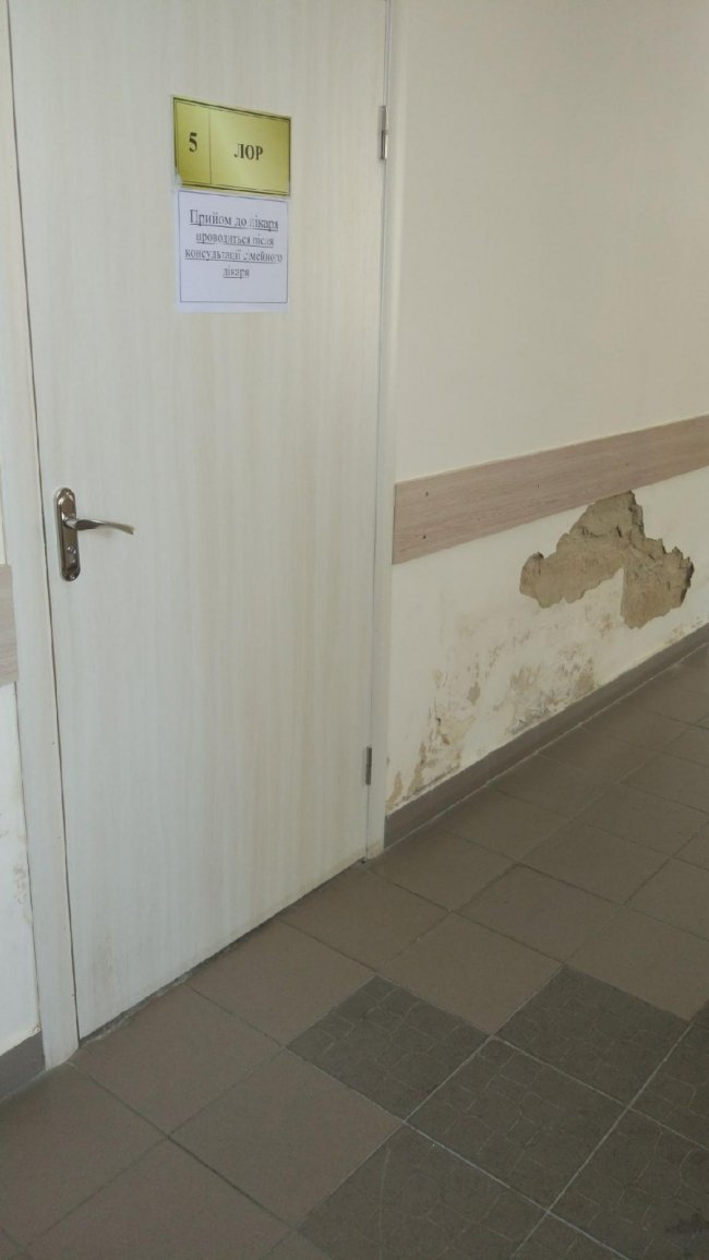 Лучани скаржаться на обдерті стіни у поліклініці, де нещодавно зробили ремонт