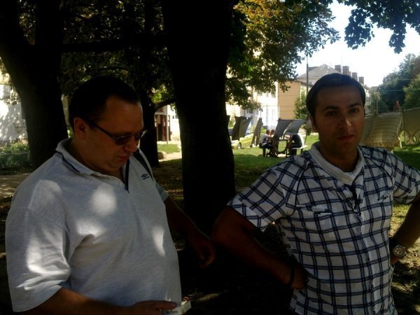 Люди, які були в червоній Мазді і які, ймовірно, роздавали гроші на голоси