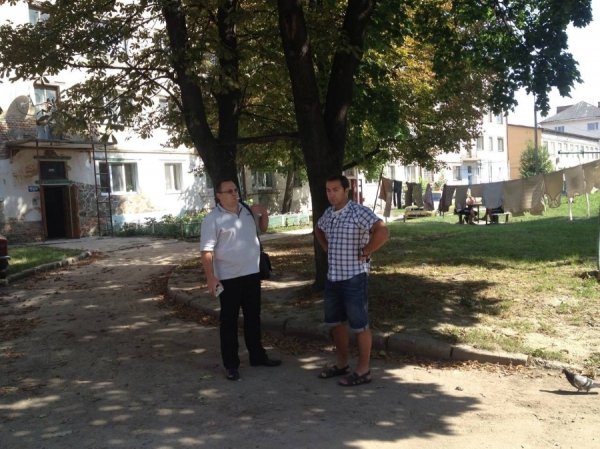 Люди, які були в червоній Мазді і які, ймовірно, роздавали гроші на голоси