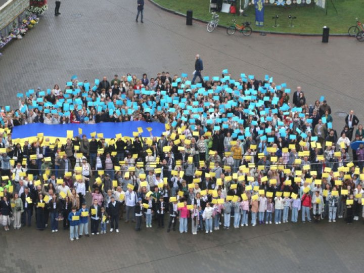 Лучани утворили фігуру прапора до Дня міста