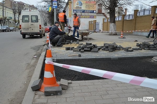 У Луцьку триває відновлення бруківки біля міліції. ФОТО